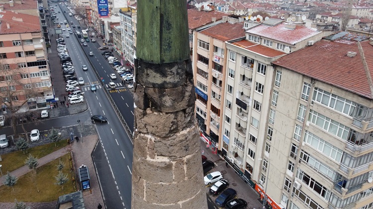 Tarihi caminin minaresi tehlike arz ediyor