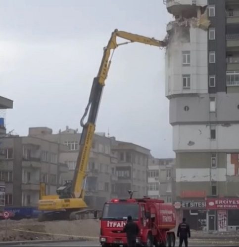 Hasarlı binanın yıkımına başlandı