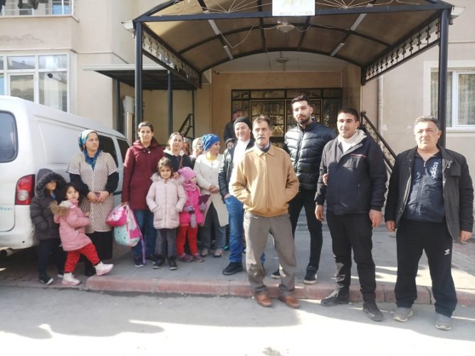 Deprem sonrası zeminden su alan apartman sakinleri tedirgin