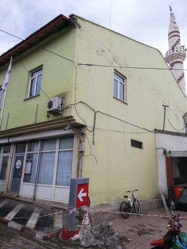 Depremde hasar gören cami minaresi yıkıldı