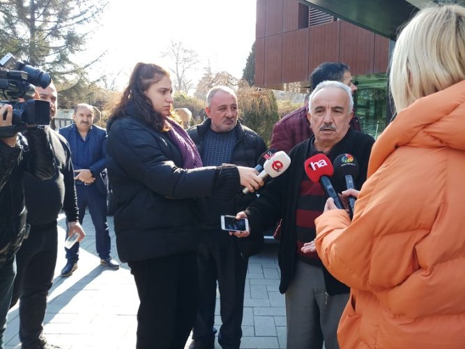 Yıkılan bina sebebiyle kepenk kapatan esnaflar, “Her geçen sürede bizim zararımız giderek artıyor”