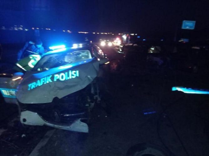 Otomobil, polis otosuna çarptı: 4 yaralı