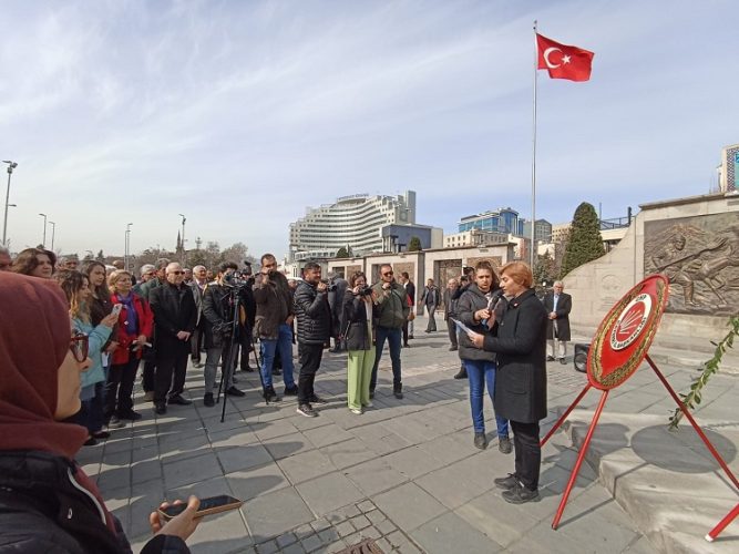 CHP KADIN KOLLARI : EŞİTTSİZLİĞE MEYDAN OKUYORUZ