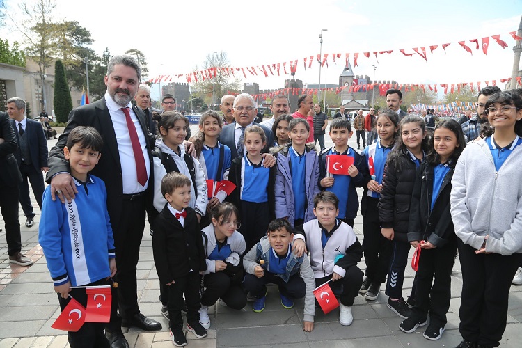 BAŞKAN BÜYÜKKILIÇ, ÇOCUKLARIN 23 NİSAN COŞKUSUNA ORTAK OLDU