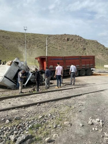 Lokomotifin çarptığı TIR sürücüsü hayatını kaybetti