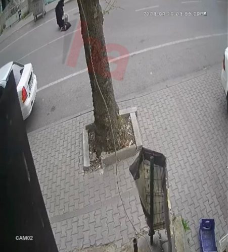 Araç , 2 yaşındaki çocuğu altında sürükledi