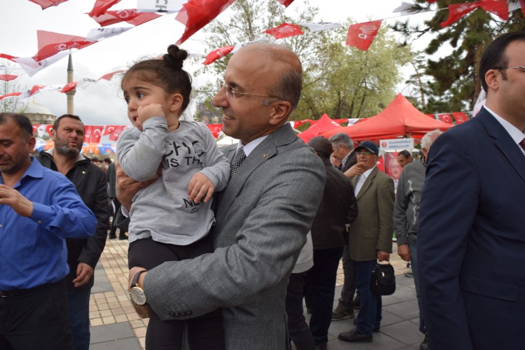 CHP ADAYI AŞKIN GENÇ : 23 NİSAN CUMHURİYETE AÇILAN YOLDUR