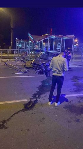 Otomobil tramvay durağına çarptı: 2 yaralı