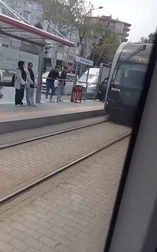 Tramvay yayaya çarptı