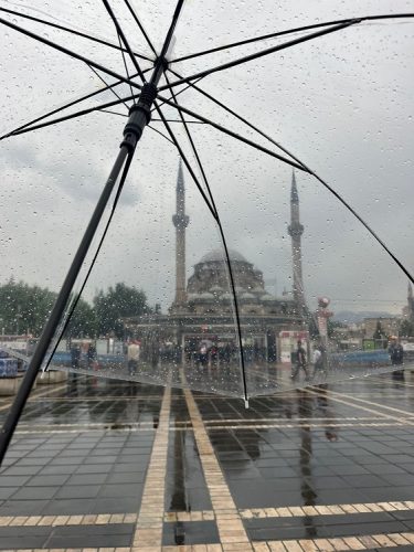 Sağanak yağış hayatı olumsuz etkiledi