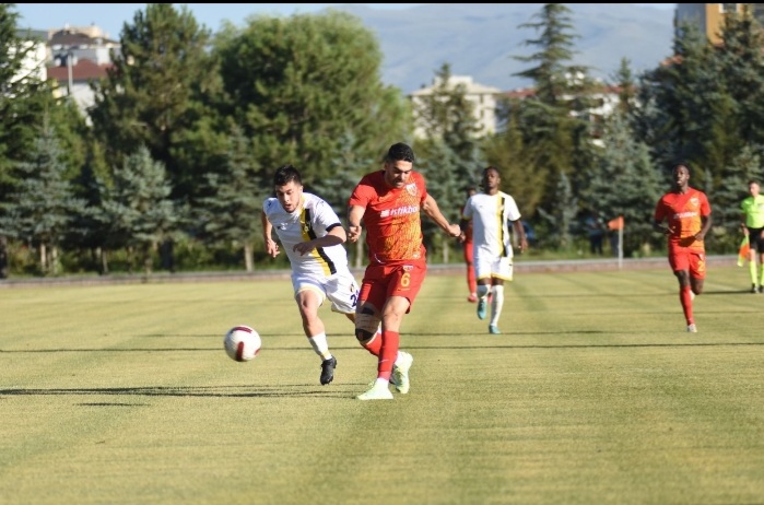 Kayserispor hazırlık maçında İstanbulspor’u 3-2 yendi