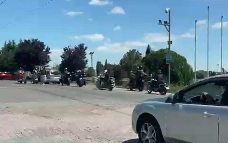 Motosiklet grubu araca saldırdı