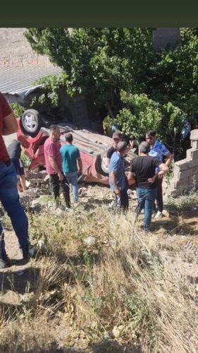 TAKLA ATAN OTOMOBİLDEKİ 5 KİŞİ YARALANDI