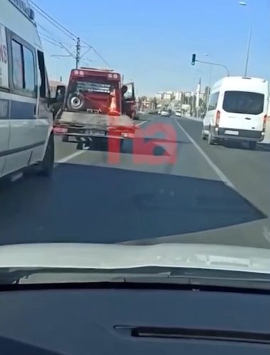 Ambulansın önünü kesen oto kurtarma aracı kazaya neden oldu