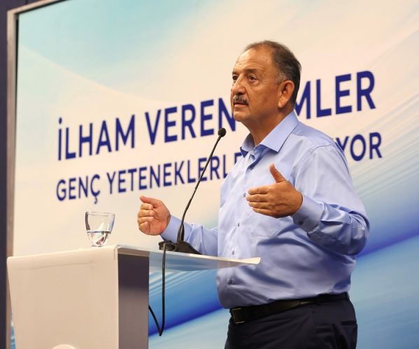 BAKAN ÖZHASEKİ’DEN GENÇLERE TAVSİYELER: “MESLEĞİNİZİ EN İYİSİ OLABİLMEK İÇİN SEÇİN”