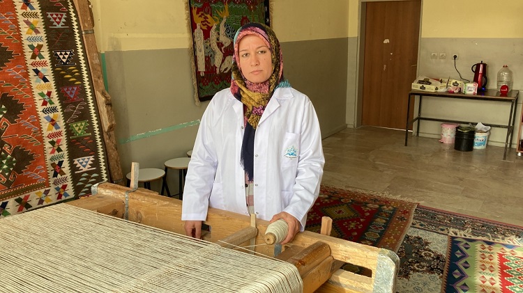 Kadın Kooperatifi Başkanı Alkış, ‘Kilim Dokuma Sanatçısı’ oldu