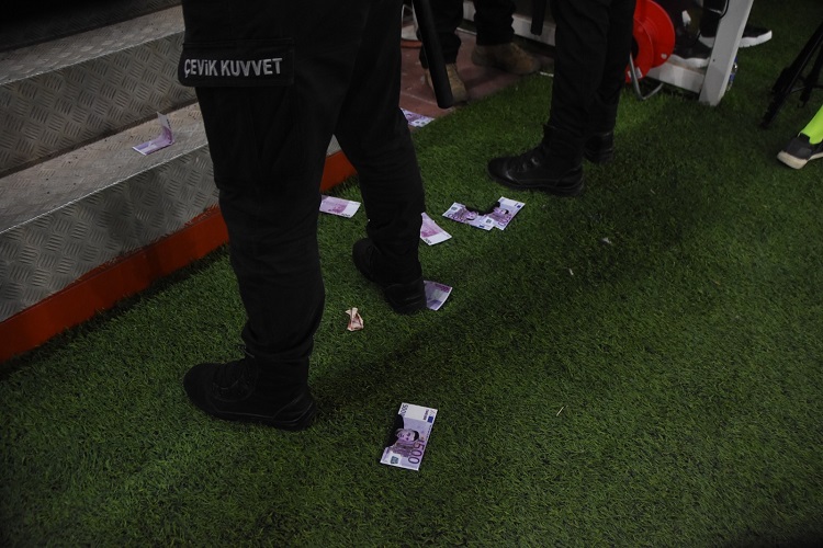 Taraftar Kayserispor – Başakşehir maçı öncesi sahaya üzerinde Çağdaş Atan olan Euro attı