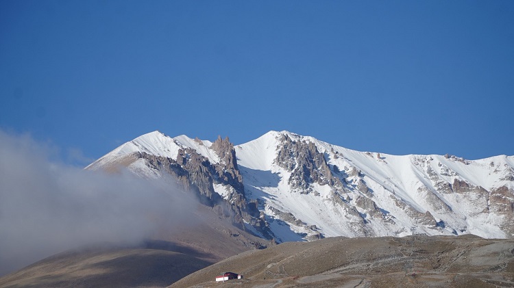 Erciyes gelinliğini giydi