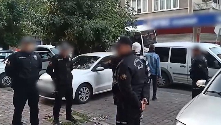 54  Kaçak göçmen yakalanarak sınır dışı edildi