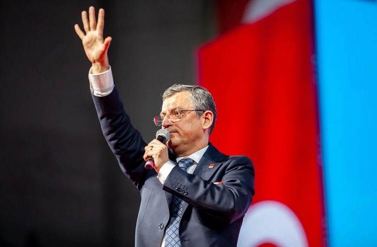 CHP’DE ÖZGÜR ÖZEL GENEL BAŞKANLIK YARIŞINI KAZANDI