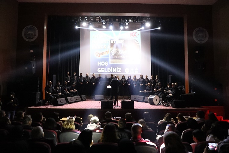 7 ÜYESİNİ DEPREMDE KAYBEDEN ANTAKYA MEDENİYETLER KOROSU DEVELİ’DE KONSER VERDİ