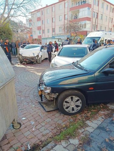 ZİNCİRLEME KAZADA YARALILAR VAR !