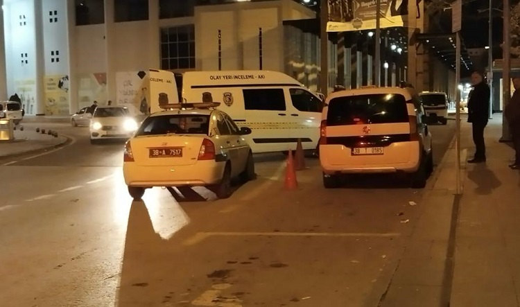İki kişi tarafından bıçaklanan şahıs hastaneye kaldırıldı
