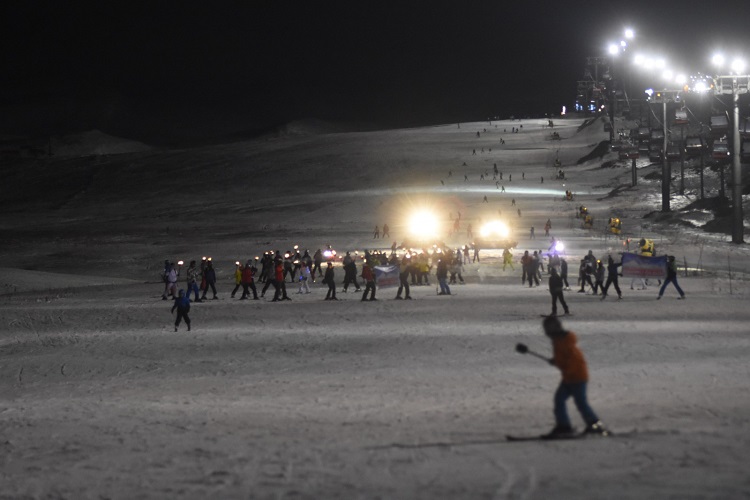 Erciyes’te gelenekselleşen yeni yıl gece kayağı yapıldı