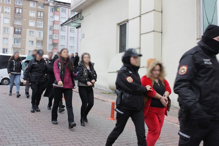 Uyuşturucu operasyonunda yakalanan 36 kişi adliyeye sevk edildi