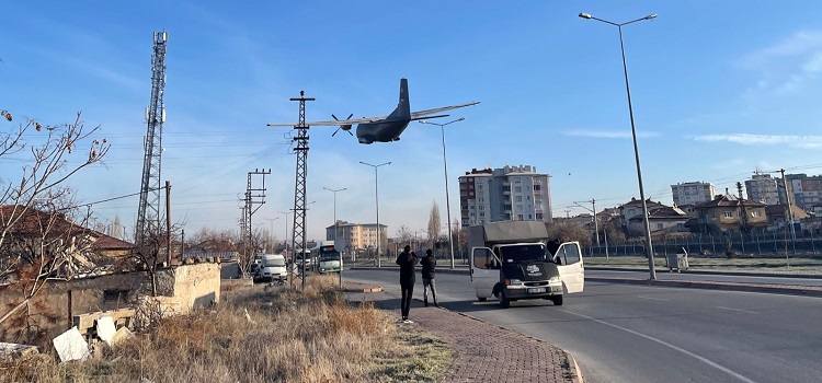 Eğitim uçuşunda arızalanan uçak zorunlu iniş yaptı