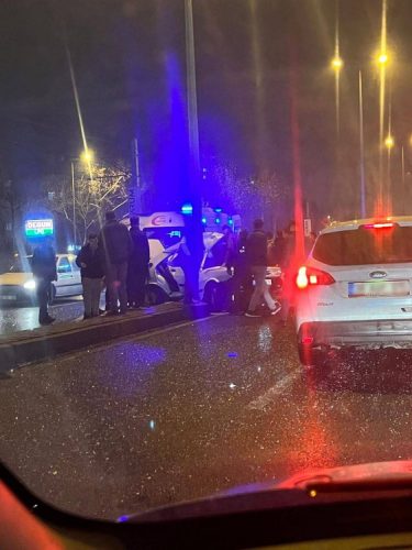Araç aydınlatma direğine çarptı: 4 yaralı