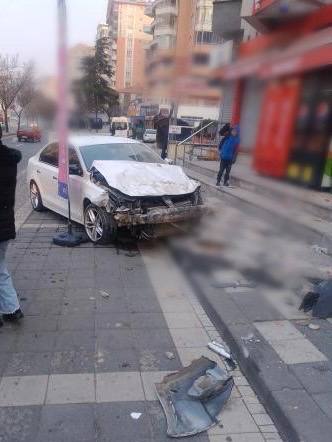 Araç, temizlik personeline çarptı