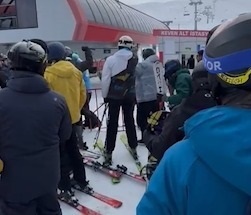 Teleferik sırasında kayak batonlu kavga
