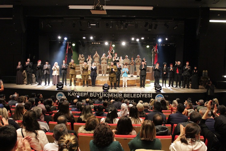 ‘Cumhuriyete Doğru’ tiyatro oyunu Kayseri’de sahnelendi: Seyirciler duygusal anlar yaşadı