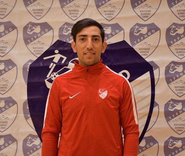SAKATLANAN OYUNCUYA İLK MÜDAHALEYİ HAKEM YAPTI