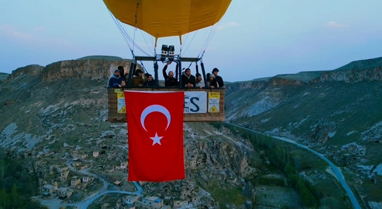 23 Nisan’da sıcak hava balonlarında Türk bayrağı dalgalandı