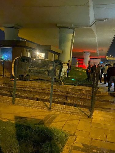 Hemzemin geçitte tren otomobile çarptı: 1 yaralı