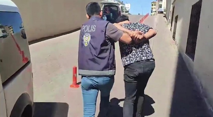 7 AYRI SUÇTAN CEZASI BULUNAN FİRARİ ŞAHIS YAKALANDI