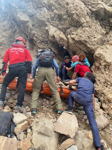 Erciyes Dağı’nda mahsur kalan dağcılar kurtarıldı