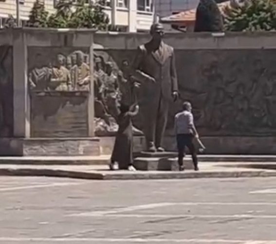 Atatürk Anıtı’na yeğeni ile saldıran Y.K.: Atatürk ile bir derdim yok