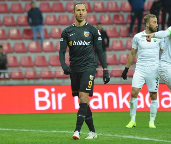 Umut Bulut 41 yaşında futbolu bıraktı