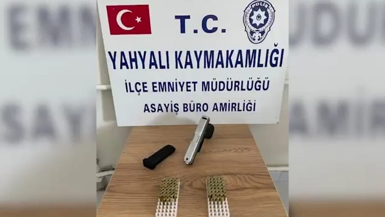ŞÜPHELİ ARAÇTAN RUHSATSIZ TABANCA ÇIKTI