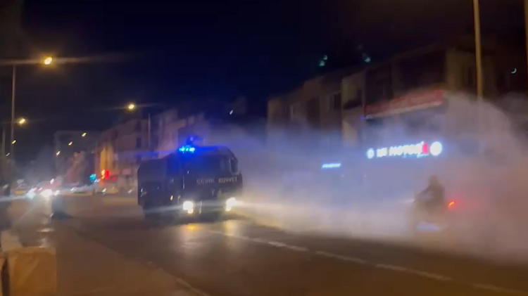 Suriyelilerin dükkanlarına saldıran gruba TOMA ile müdahale