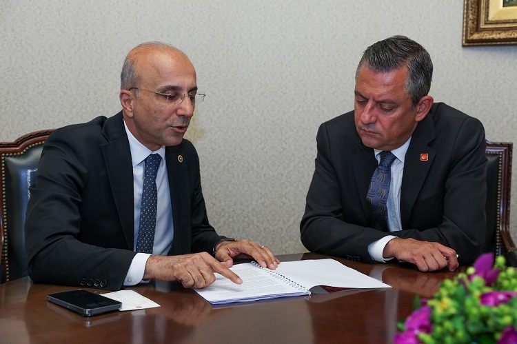 CHP Milletvekili Genç, Özgür Özel’e Kayseri’deki olaylarla alakalı rapor sundu