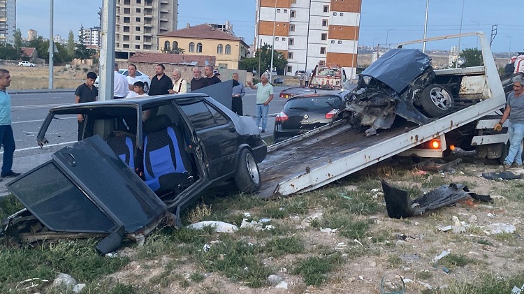 İki otomobilin çarpıştığı kazada 3 kişi yaralandı