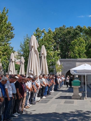 BEYİN KANAMASI GEÇİREN GENÇ AVUKAT TOPRAĞA VERİLDİ