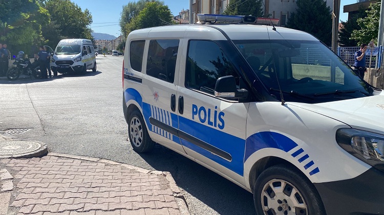 KOMŞUSUNU BIÇAKLAYARAK KAÇTI