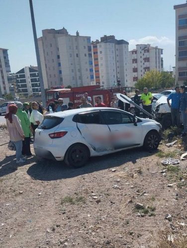 2 otomobil çarpıştı :yaralı var