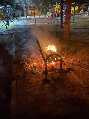 PARKTA BANKI YAKAN ÇOCUKLAR YAKALANDI