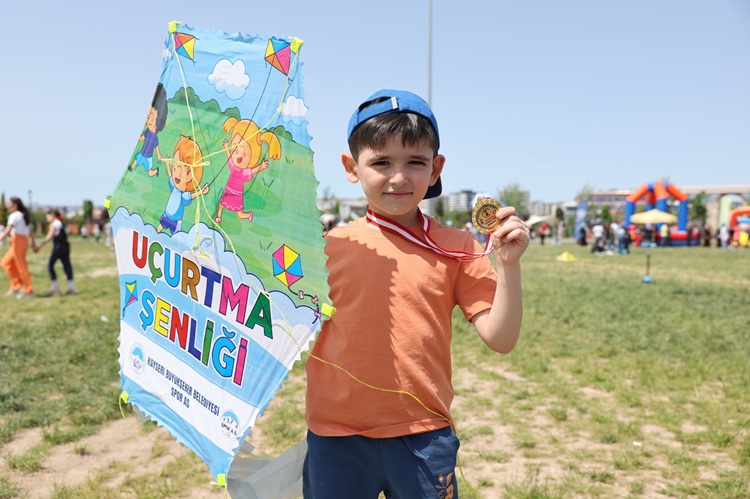 BAHARIN RENKLERİ UÇURTMALARA YANSIDI
